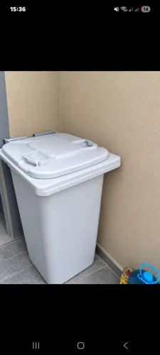 Lixeira grande tipo da comlurb com rodinhas.