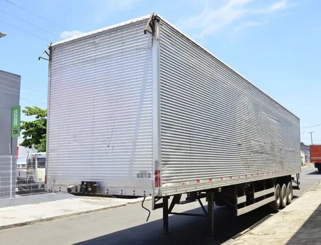 Carreta Baú Rosseti 3 eixos ano 2014