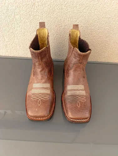 bota bico quadrado