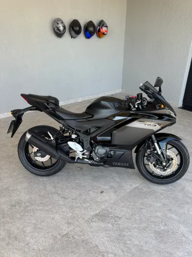 Yamaha R3 ABS Connected