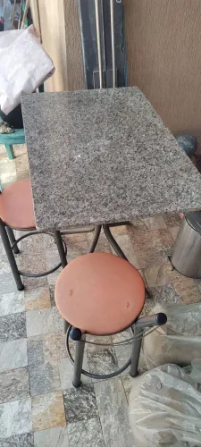 Mesa em mármore com 4 banquinhos