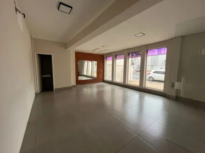 Casa comercial no bairro Vila Guedes de Azevedo em Bauru-SP.