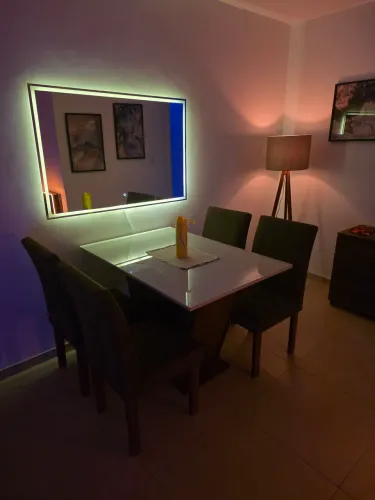 Mesa com 4 cadeiras e tampo com vidro*