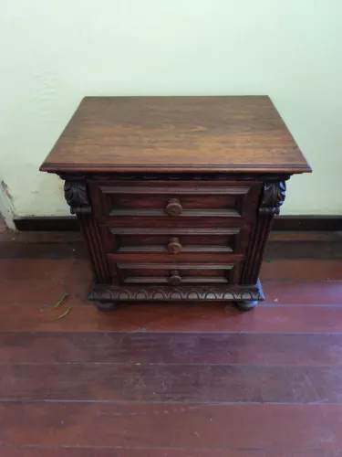 Peça Única - Criado-Mudo Antigo em Madeira Maciça | Herança Familiar