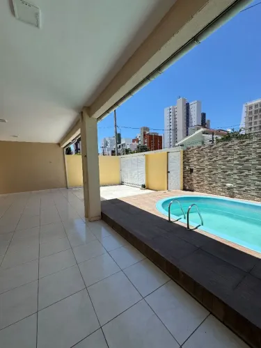 Casa no Bessa, a apenas 500m da beira-mar. Excelente localização!