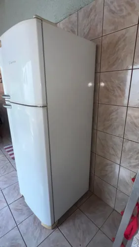 GELADEIRA ELETROLUX 380 LITROS
