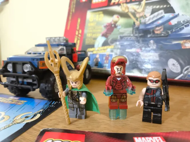 LEGO Marvel Super Heroes 6867 - Homem de Ferro mk 06, Gavião Arqueiro e Loki.