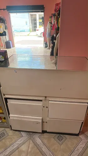 Balcão com vidro e gavetas 
