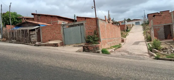 Casa de esquina murada na avenida principal