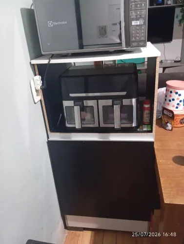 Vendo multiuso com espaço para microondas e forno, muito bom para guardar compras embaixo