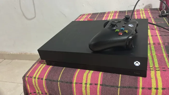 Xbox one X 1TB um controle original e um jogo GTA