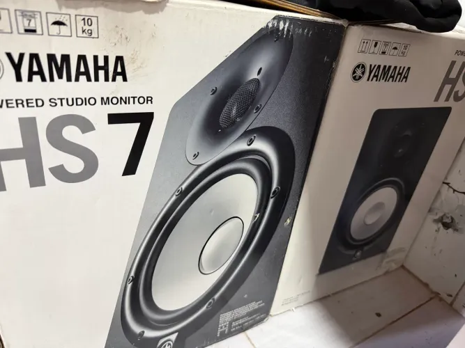 MONITOR YAMAHA HS 7 semi-novo e ainda tem a caixa, sem nenhuma avaria.