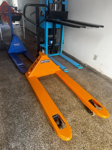 Paleteira e empilhadeira 