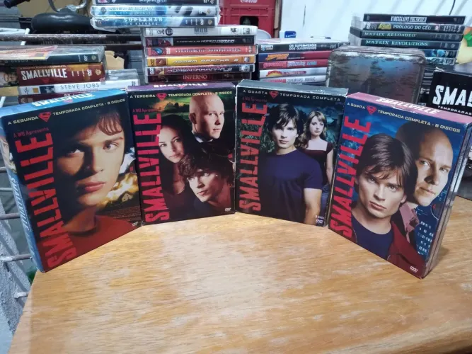 Vendo Mini-lote com 04 temporadas completas originais em DVD do SMALLVILLE ! 