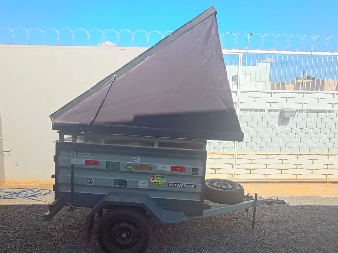Carretinha baú, acampamento.