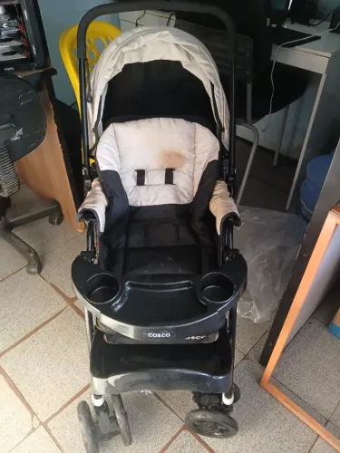 Carrinho de bebê com bebê conforto Cosco