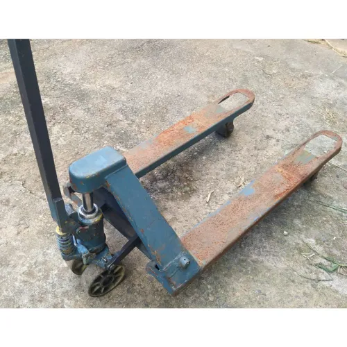 Paleteira hidráulica BYG modelo L2000 com capacidade para 2 toneladas.