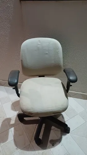 Cadeira com rodízio e ajuste de altura