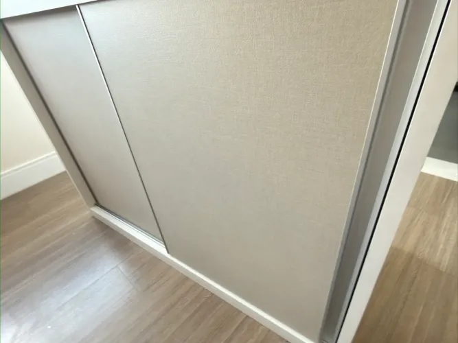 Móvel com porta de correr, feito em marcenaria