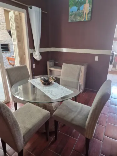 Mesa de mármore e vidro