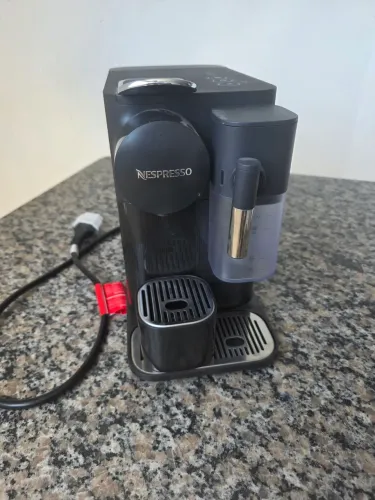 Máquina de Café Nespresso Lattissima One Preta F121 - 220v