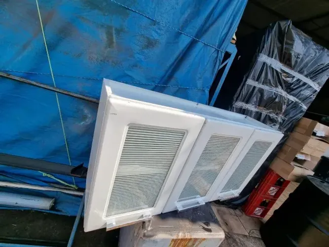 Armário de aço com porta em vidroi marca Itatiaia 1,05x0,56x0,20 bem conservado