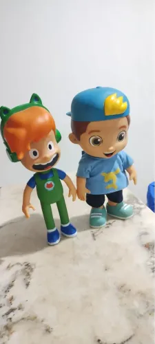 Bonecos gato galático e Lucas neto.