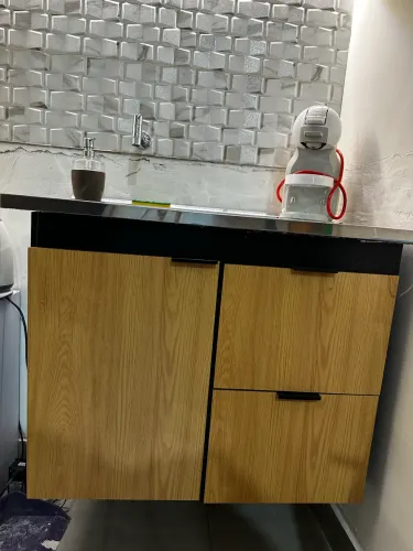 Gabinete de cozinha semi novo, usado 1 semana . Com torneira 