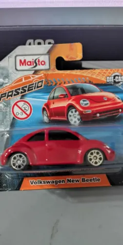 Carrinho NEW BEATLE VERMELHO MAISTO 1:64
