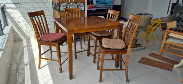 Conjunto de mesa tipo bistro e 4 banquetas