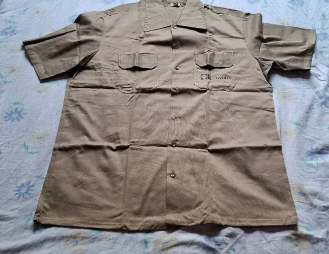 Camisa nº 5, cor caqui, silcada com logotipo CVRD, confecção fio de ouro, itabira-MG