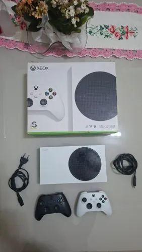 Xbox Séries S está em excelente estado de conservação 