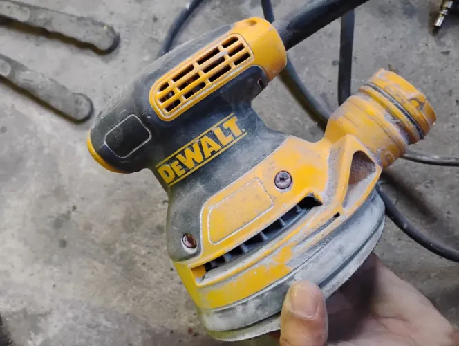 lixadeira roto-orbital elétrica DeWalt