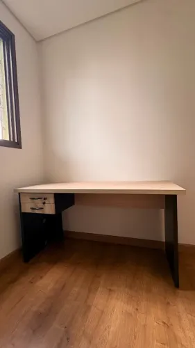 Mesa de Escritório e Armário (Kit)