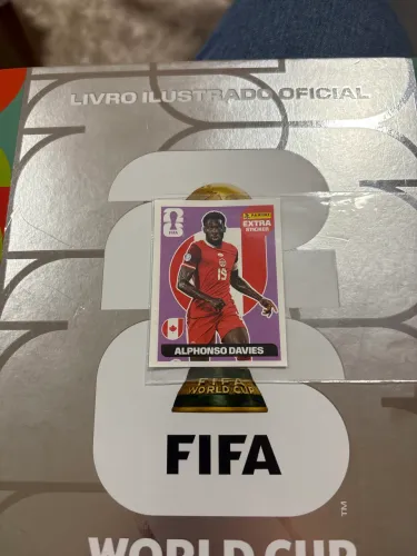Figurinha alphonso davies bordô