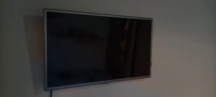 TV LG 32" LED - Modelo 32LB560B + suporte para paredes