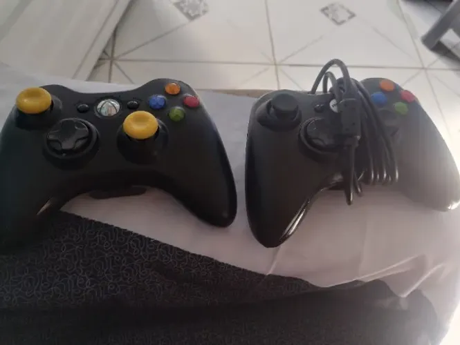 Dois controles de Xbox funcionado muito bem por 150 chama no zap