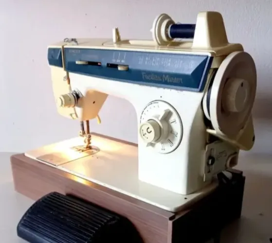 Vende-se máquina de costura