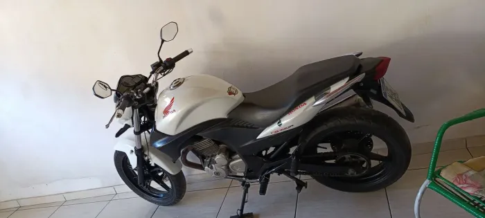 Cb 300 bem conservada.