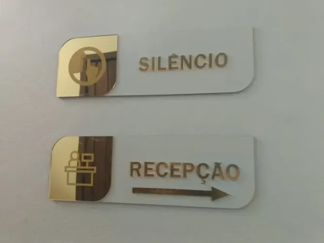 Kit 6 Placas de Sinalização para Consultório Branco e Dourado