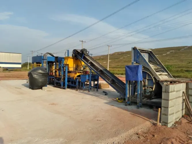Máquina automatizada de produção de pisos intertravados e blocos de concreto