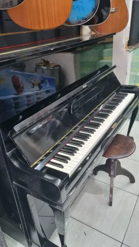 Piano de parede Franz Straub