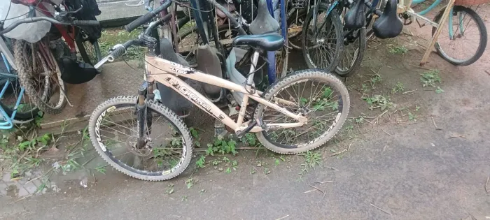 Bicicleta bastante usada mas inteira