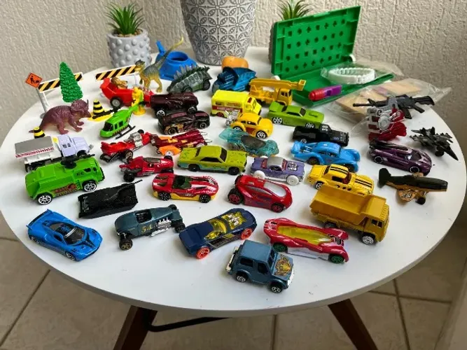 coleção carrinhos miniatura caminhão dinossauros hot wheels 33 minis