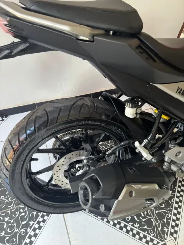 Vendo FZ25 2023 preta em estado de zero.