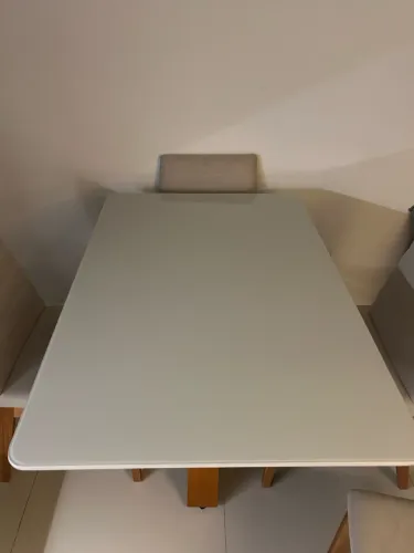 Mesa de Jantar 100% Madeira com 4 Cadeiras Estofadas em Linho