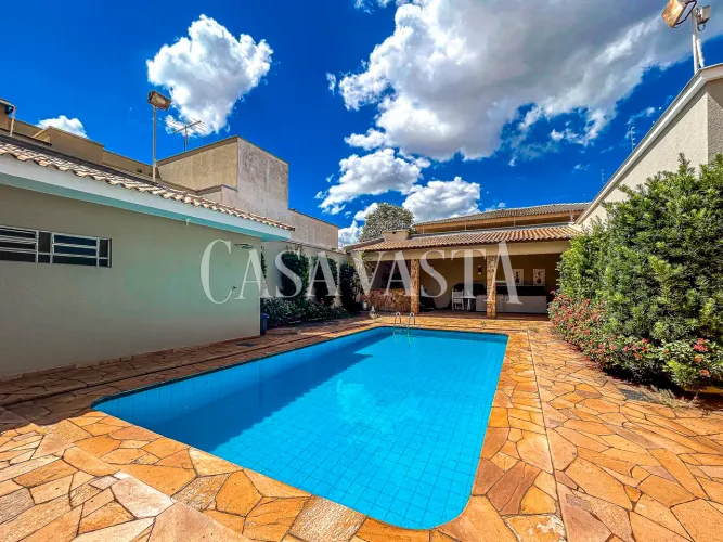 Casa Padrão no bairro Jardim Nova Yorque (04 Suítes)