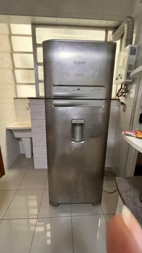 Geladeira Frost Free com Dispenser de água