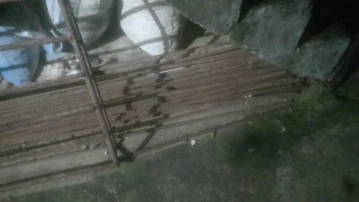 Vendo 51 varas de ferro de uma polegada, e 5 gaiolas de ferro para montar