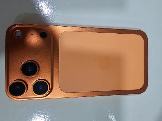 Iphone ne 11 com carcaça de 17 pro , funcionando tudoooo perfeito ...